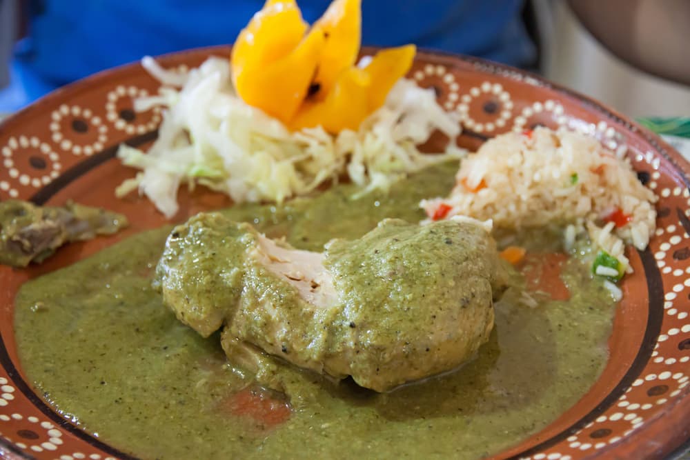 Mole Verde. Tradicionalmente este mole va con carne de puerco y es muy ligero, con un sabor a hierbas. Se prepara con tomate verde, chile verde, hoja santa, epazote y perejil. Se espesa con masa de maíz y se sirve con chayotes y ejotes.