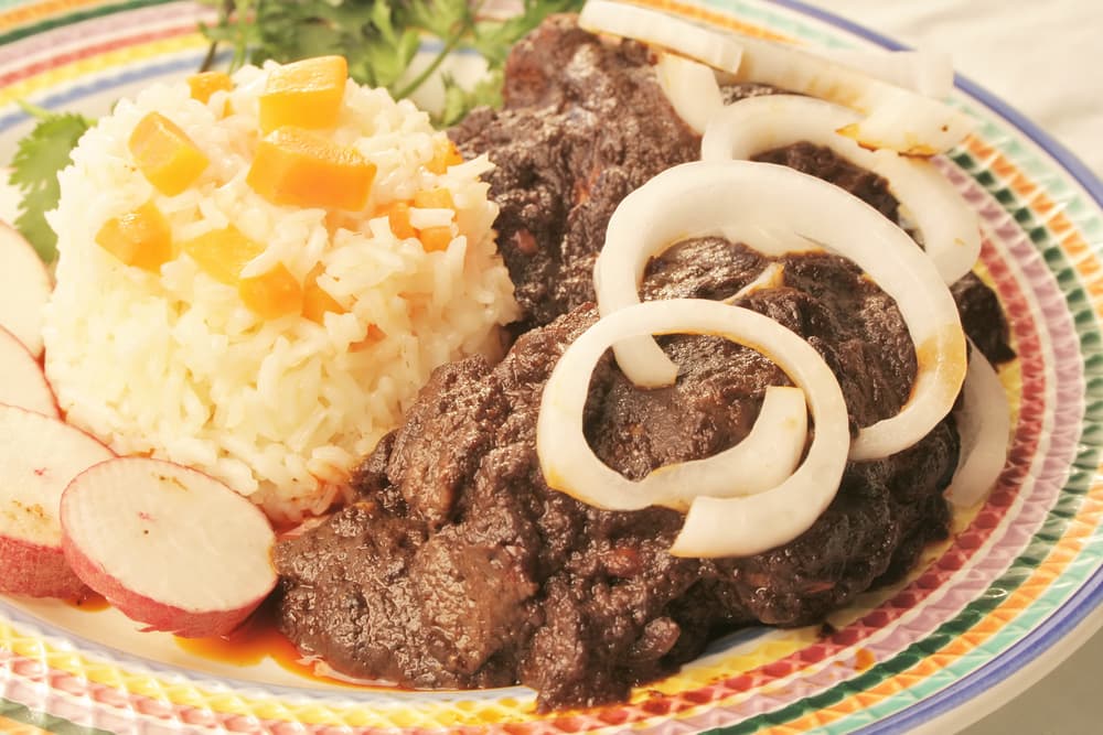 Pero en Querétaro el mole es un guiso muy especial porque le añaden semillas de melón para darle una consistencia muy notoria.