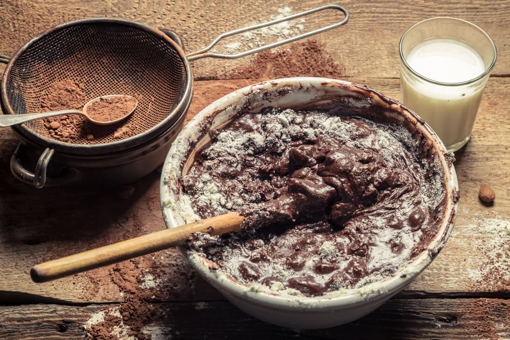 Chocolate. Pasta hecha de cacao molido con azúcar, generalmente perfumada con canela o vainilla.