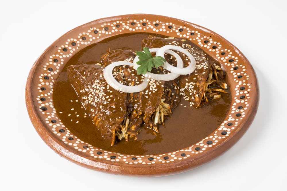 Tradicionalmente se dice que debe ser dulce y no incluye algunos ingredientes de otros moles, sin embargo alguno agregan los siguientes ingredientes: cáscara de naranja, chile chino, semillas de calabaza, pan blanco, mejorana y laurel.