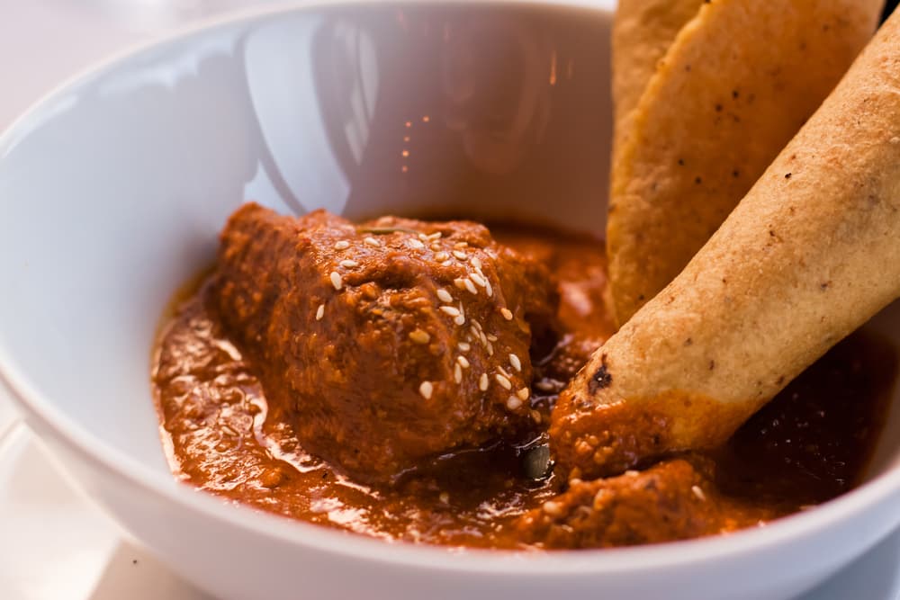 Pero hay otros estados como en San Luís Potosí y Zacatecas donde el mole es una salsa compleja y espesa, además se le llama simplemente “rojo”.