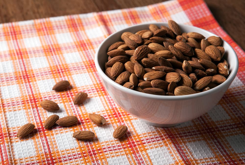 Almendra. La almendra es el principal cultivo de los frutos secos en el mundo y pueden consumirse como tentempié, aunque en el caso del moles es básico para darle sabor. Más aún si es un mole almendrado.