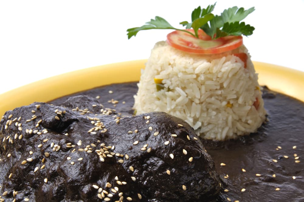 Mole Negro. Es el favorito de muchos pues es con guajolote, pero es el más complejo por eso solo algunas manos lo hacen tan bien. Este plato lleva seis tipos de chiles y sus semillas tostadas así qye consigue: chilhuacle, mulato, pasilla, ancho, guajillo y chipotle.
