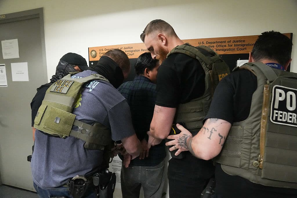 El 27 de junio de 2025, agentes de ICE arrestan a un inmigrante no identificado en el Federal Plaza Courthouse en Nueva York tras su audiencia. El aumento de detenciones en 38 estados, según UC Berkeley, refleja tácticas anónimas de ICE que preocupan a defensores de migrantes. (Foto por Bryan R. SMITH/AFP via Getty Images)
<br>