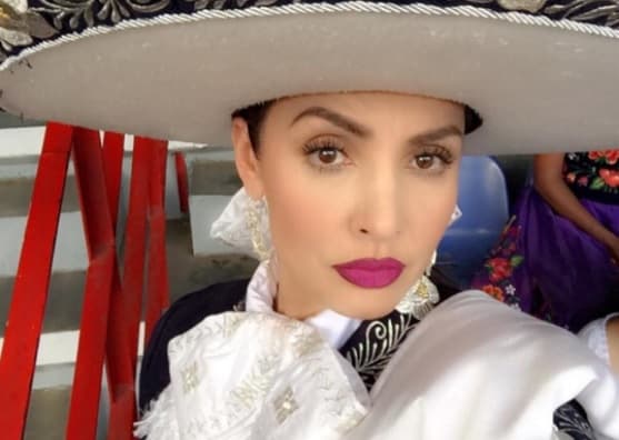 En su red social de Instagram, Paty Navidad presumió lo bien que luce con sombrero y moño. ¿A ustedes qué les parece?