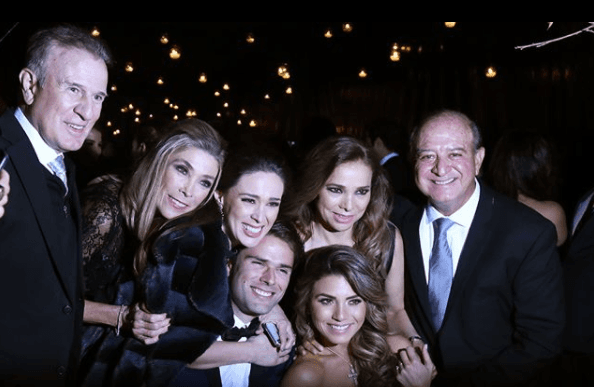 La ceremonia civil se realizó el 25 de noviembre de 2017 en su natal Jalisco, México. En sus redes sociales los novios compartieron imágenes de su enlace civil.