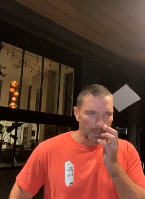 El actor y empresario de 50 años dijo estar seguro de que los jueces mexicanos fallarán en su contra porque, según alegó, la actriz cuenta con el apoyo de
<b><a href="https://www.univision.com/famosos/julian-gil-revela-que-salio-de-mexico-bajo-amenaza-y-da-por-hecho-que-marjorie-de-sousa-tendra-la-patria-potestad-de-matias" target="_blank">presuntos "padrinos"</a></b> y "mucho poder".
<br>