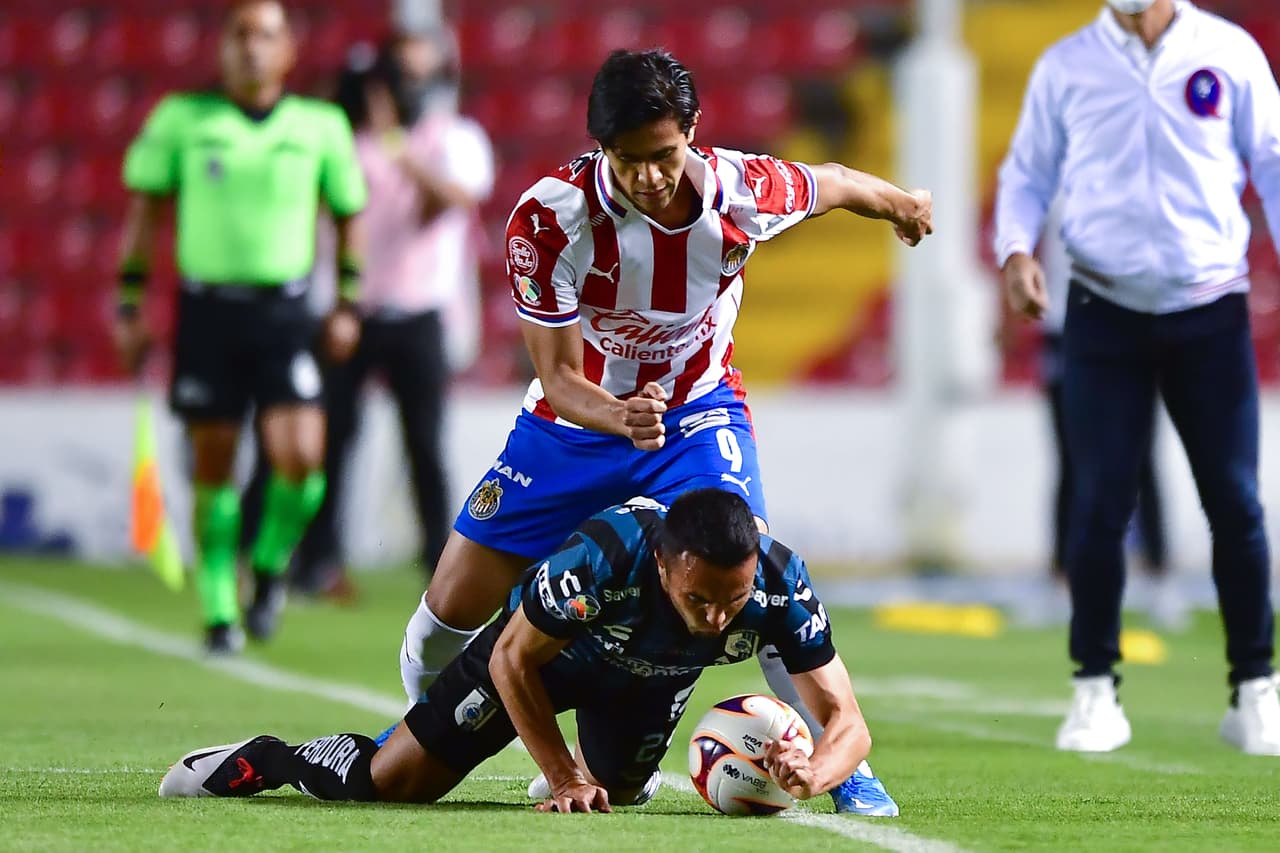 Querétaro y Chivas empatan 2-2 en La Corregidora y se conforman con un puntos. Ambos equipos se quedan con 11 puntos, pero Chivas ese sitúa en la décimo lugar mientras que los Gallos se quedan con la doceava posición.