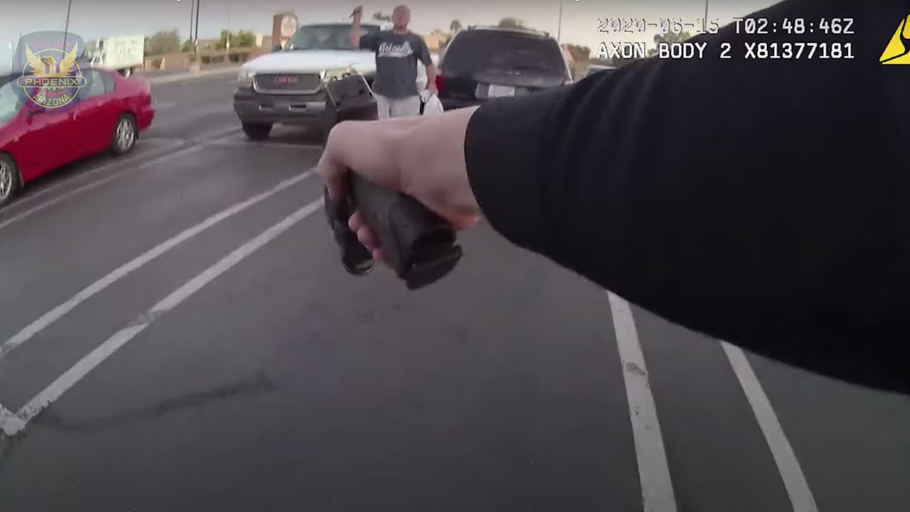 Hombre armado amenaza con cuchillo a policía y recibe un disparo en Phoenix