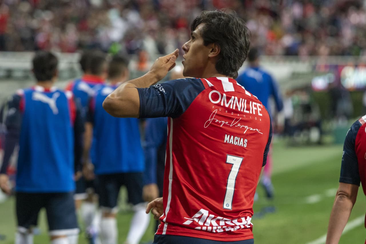En tan solo tres minutos, Macías se juntó con Alvarado, quien le asistió de taquito en los linderos del área para que JJ se quitara la marca de dos y disparara al ángulo para el 1-0.