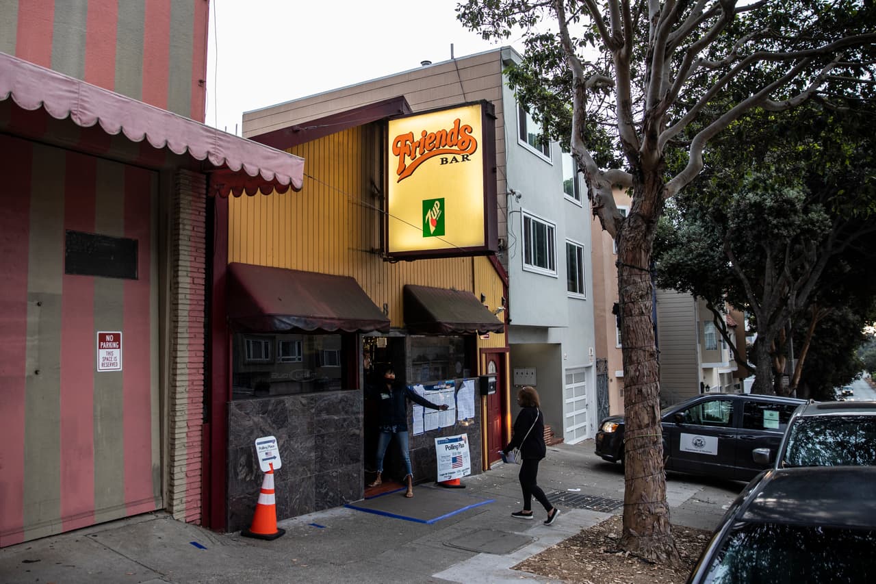 Para quienes votan por primera ocasión, los lugares elegidos para algunos de los centros de votación pueden parecer poco convencionales. En muchos países de Latinoamérica se suelen abrir en escuelas u oficinas de gobierno, pero en Estados Unidos pueden estar hasta en bares.