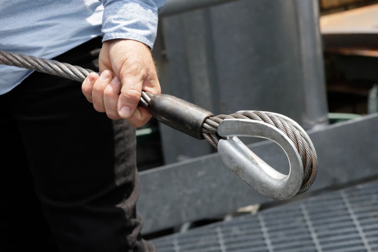 Nik Wallenda muestra a los periodistas el cable que usan para realizar su acto de equilibrismo.