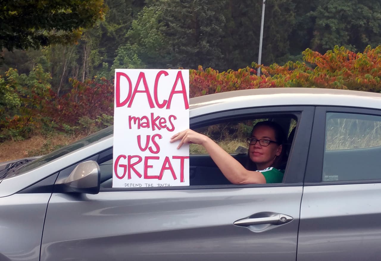 Una activista muestra un cartel desde su auto en Portland, Oregon, luego del anuncio de Jeff Sessions.
<br>