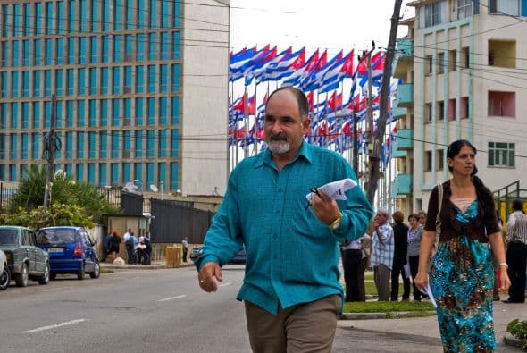 Mientras el gobierno de EE.UU. volvió a pedir a Cuba la liberación del contratista estadounidense Alan Gross durante la ronda de diálogo migratorio que tuvo lugar el jueves, en una sesión que se cerró sin aparentes avances, los cubanos trataban de llegar a las oficinas de la Sección de Intereses en La Habana, con la esperanza de conseguir una visa. "La delegación estadounidense reiteró su llamado a la liberación de Alan Gross, que fue arrestado por las autoridades cubanas el 3 de diciembre de 2009 y más tarde sentenciado a 15 años en prisión", dijo la portavoz del Departamento de Estado, Jen Psaki, en un comunicado. El diálogo migratorio es uno de los intercambios políticos más importantes que sostienen ambos países, sin relaciones diplomáticas desde 1962. La segunda ronda celebrada ayer estuvo centrada en asuntos como "la cooperación (bilateral) en aviación de seguridad, búsqueda y rescate y fraude de documentos consulares", según Psaki. "La delegación estadounidense subrayó las áreas donde ha habido cooperación exitosa, en materia de migración, en cuanto al intercambio de información sobre la prohibición de inmigrantes indocumentados y a la hora de clarificar aspectos de los recientes cambios de Cuba en política migratoria". Al igual que en la reunión de julio de 2013, la delegación cubana en el diálogo estuvo encabezada por la directora del Ministerio de Relaciones Exteriores de Cuba, Josefina Vidal; y la estadounidense por el subsecretario de Estado adjunto de EEUU para Latinoamérica, Alex Lee.