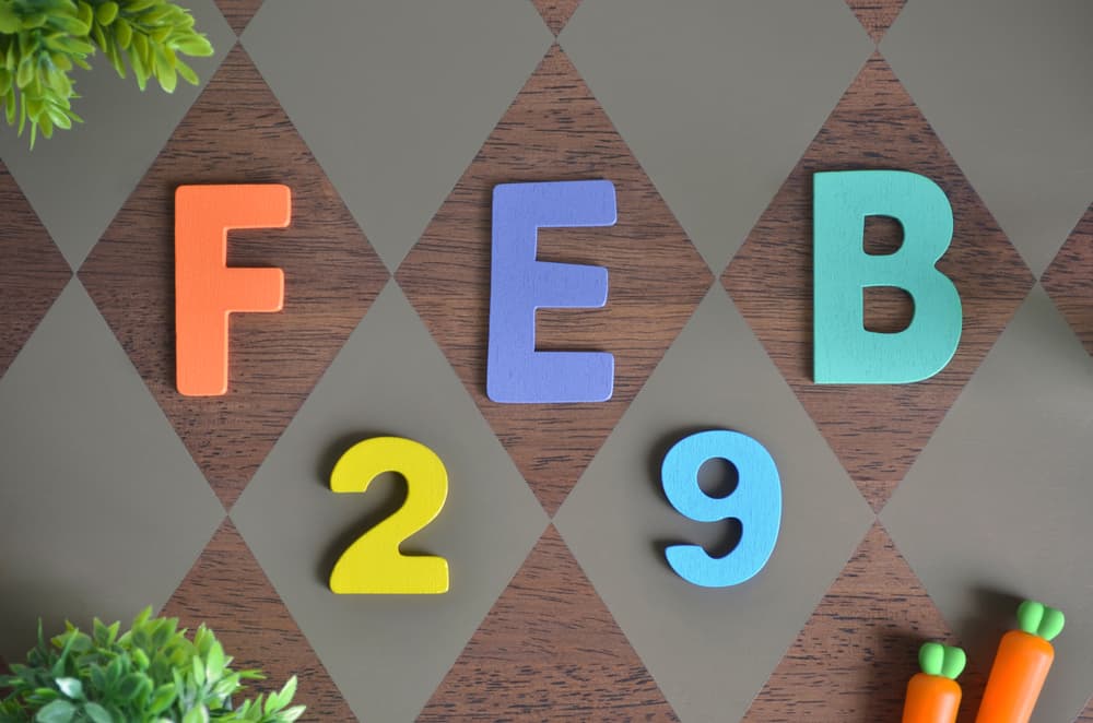 Añadir un día cada cuatro años 'corrige' un desfase en la duración real del año, puesto que es de 365 días y seis horas aproximadamente, y por eso, al llegar al cuarto año ya se sumó la duración de un día entero más, así que se le suma un día al mes más cortito, febrero.