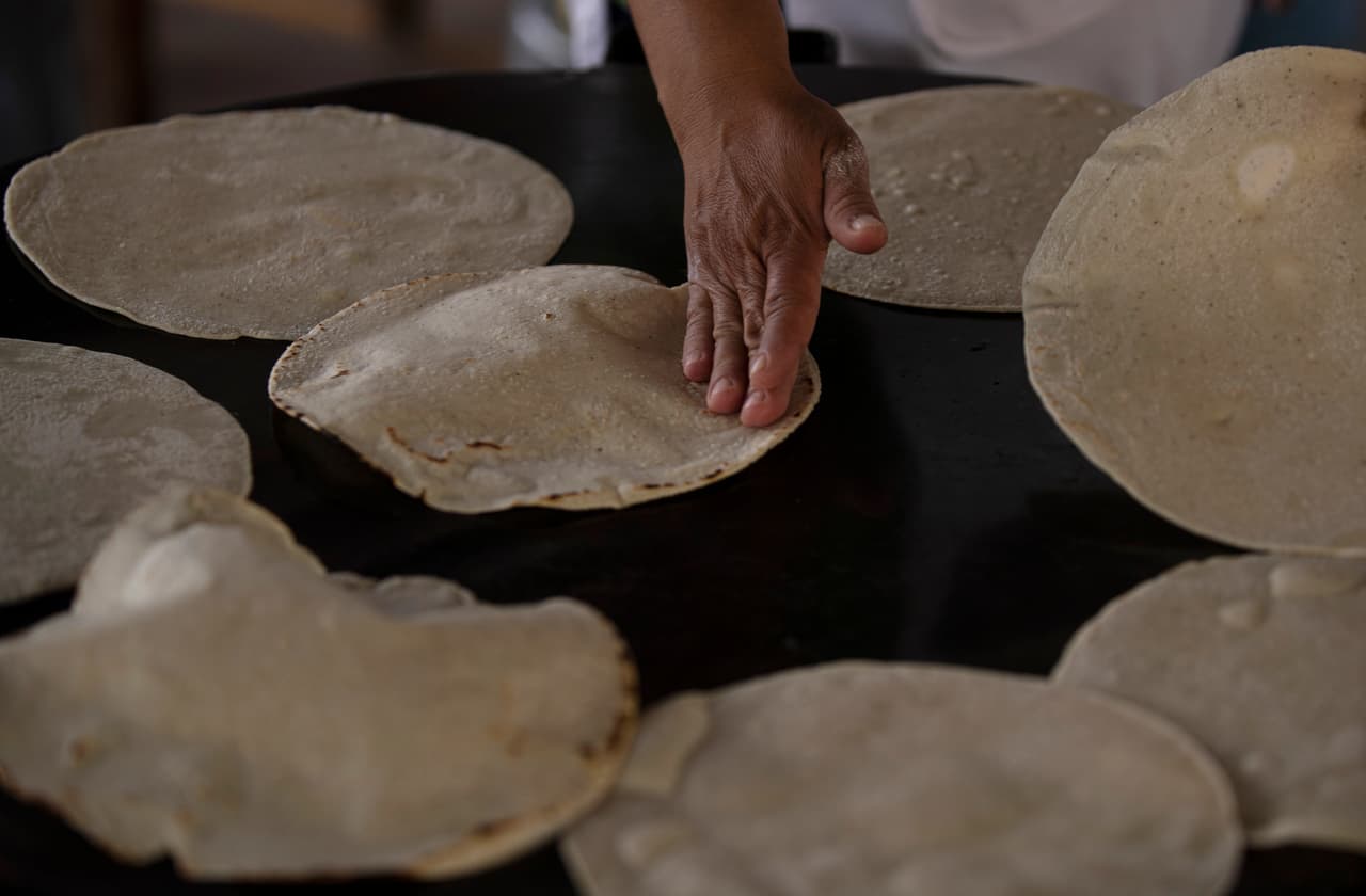 El precio de la tortilla de maíz se dispara a un récord en México y advierten que seguirá subiendo. Te explicamos por qué