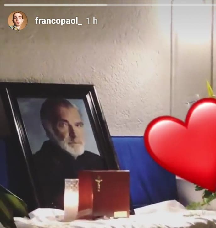 Franco Paolo también compartió una fotografía de la urna con las cenizas de su padre, al lado de una foto del actor.
