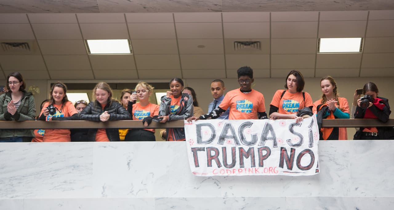 Demócratas piden a Trump que ceda en su postura migratoria y acepte un plan bipartidista para los dreamers