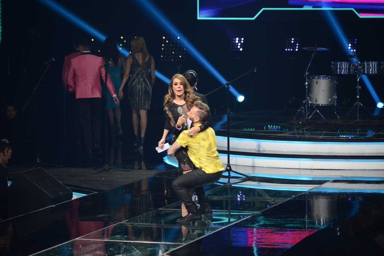 Noel Schajris corrió hacia el escenario y sin decirle nada la tomó por las piernas y la levantó.