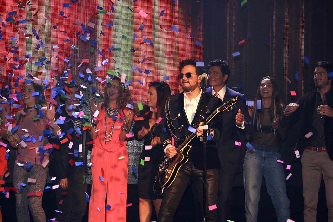 "Que de verdad la gente entienda que oír una gran melodía como Miles Davis te hace más inteligente y escuchar puro 'beat' pues te vuelve muy cachondo, pero 
<b>no es que te vaya a volver más inteligente</b>", aseguró el intérprete de 
<b><a href="https://www.youtube.com/watch?v=NTUsLTMS0V0" target="_blank">'Sexo, pudor y lágrimas'.</a></b>