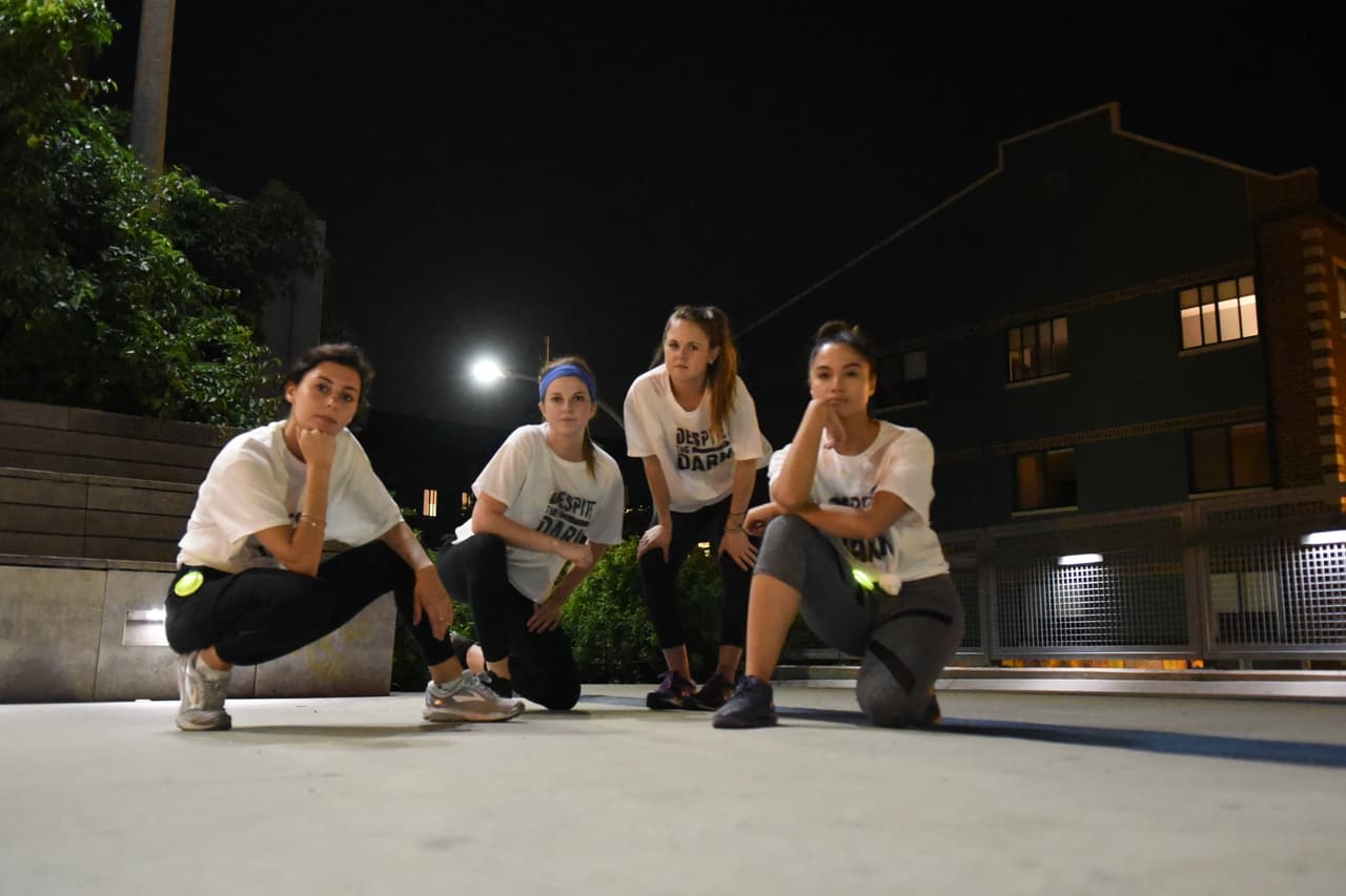 El grupo tiene tres reglas que son: 1) Mantente con el grupo y no corras a solas. 2) Conoce a alguien nuevo en el grupo. 3) Pregúntarte a ti misma: ¿Que es lo qué significa correr a pesar de la oscuridad?