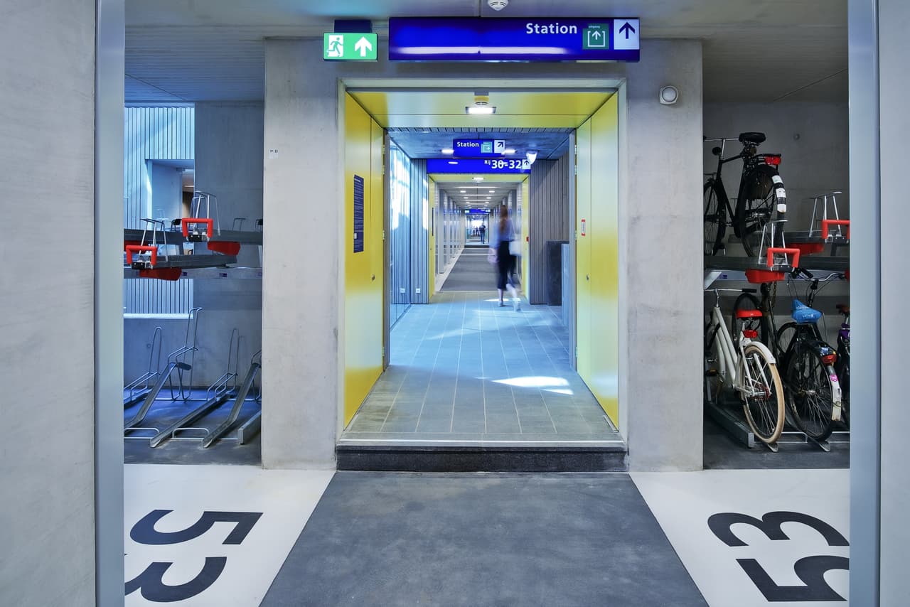 Los creadores añaden que las paredes están identificadas para indicar al usuario las distintas rutas que puede seguir, mientras que una serie de señales electrónicas indican la posición de los espacios libres para estacionar. 
<br>