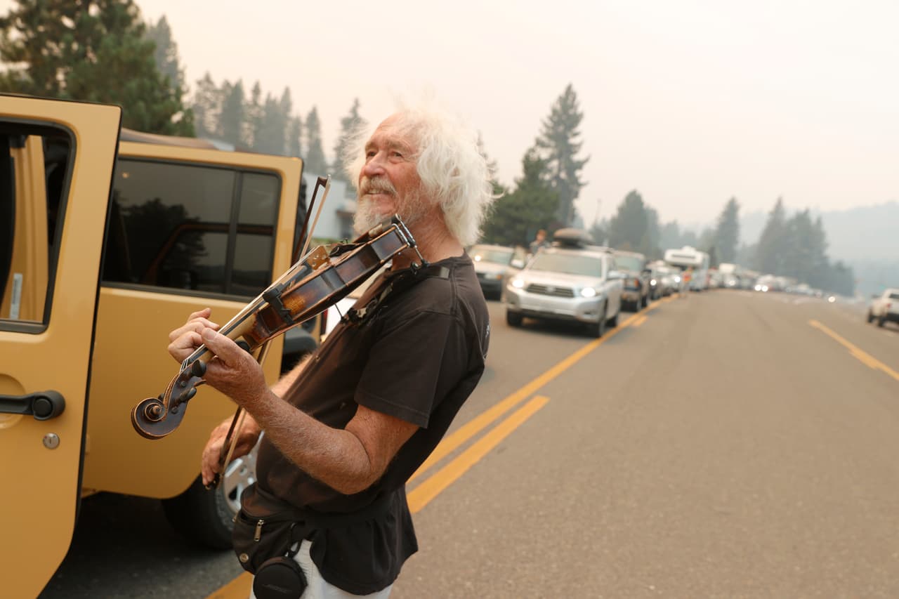 Smothers se considera un estudiante del violín y comenzó a tocar hace seis años.