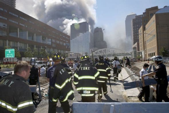 El 11 de septiembre Estados Unidos fue víctima de horrendos ataques terroristas: Al Qaeda secuestró e impactó cuatro aviones contra varios objetivos y que causaron la muerte y destrucción, siendo el episodio que precedería a la guerra de Afganistán y a la adopción por el Gobierno estadounidense y sus aliados de la política denominada de Guerra contra el terrorismo. Los atentados fueron cometidos por diecinueve miembros de la red yihadista Al-Qaida,1 divididos en cuatro grupos de secuestradores, cada uno de ellos con un terrorista piloto que se encargaría de pilotar el avión una vez ya reducida la tripulación de la cabina. Los aviones de los vuelos 11 de American Airlines y 175 de United Airlines fueron los primeros en ser secuestrados, siendo ambos estrellados contra las dos torres gemelas del World Trade Center, el primero contra la torre Norte y el segundo poco después contra la Sur, provocando que ambos rascacielos se derrumbaran en las dos horas siguientes.2 3 El tercer avión secuestrado pertenecía al vuelo 77 de American Airlines y fue empleado para ser impactado contra una de las fachadas del Pentágono, en Virginia. El cuarto avión, perteneciente al vuelo 93 de United Airlines, no alcanzó ningún objetivo al resultar estrellado en campo abierto, cerca de Shanksville, en Pensilvania, tras perder el control en cabina como consecuencia del enfrentamiento de los pasajeros y tripulantes con el comando terrorista.