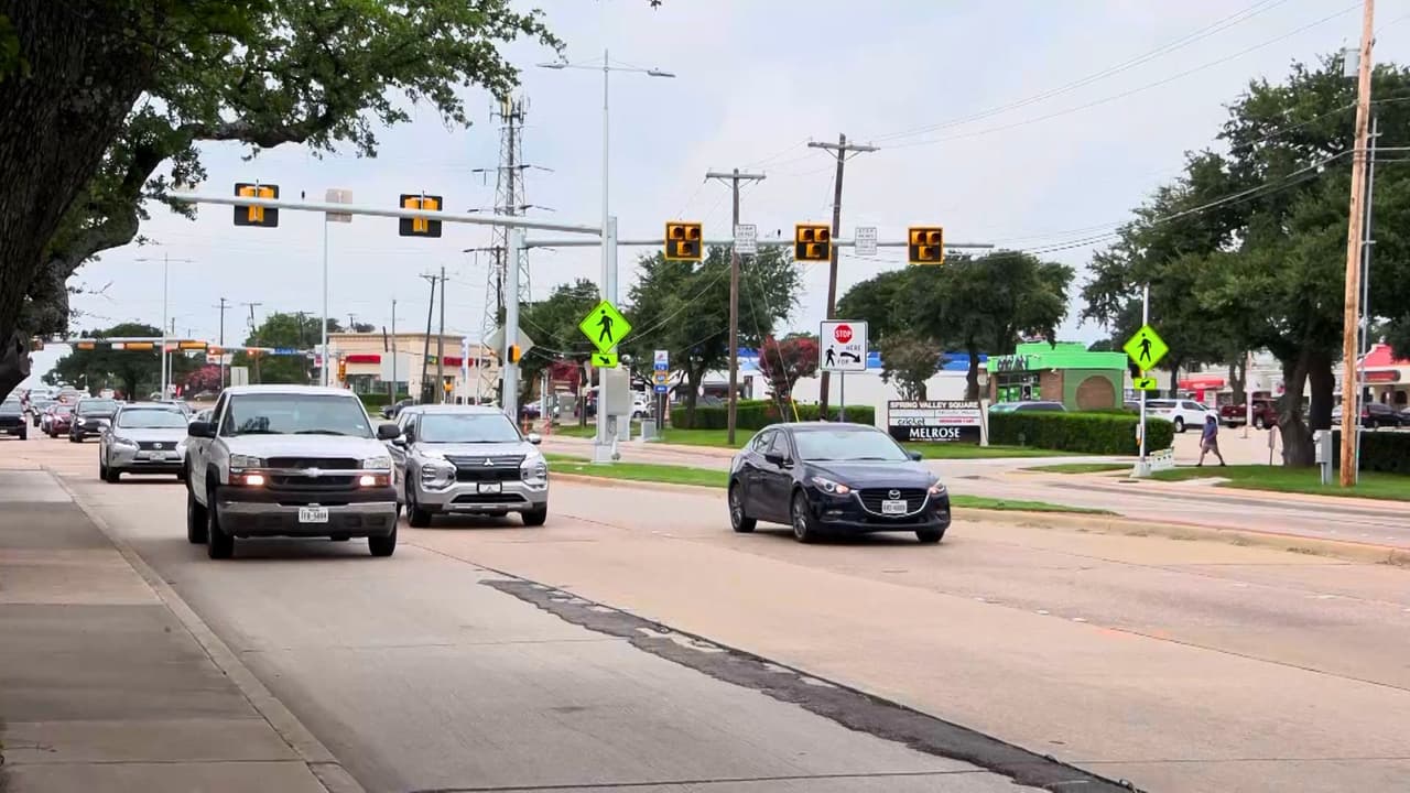 En este tramo de West Spring Valley Road, en Richardson, ocurrió el accidente en el que murió Elvira Peralta Hernández. La policía mantiene abierta la investigación sobre lo ocurrido.