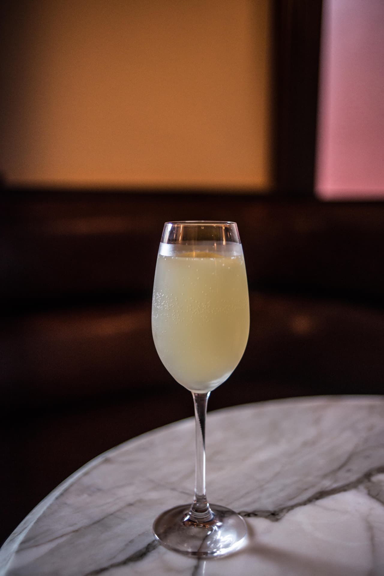 <b>French 75: </b>Este trago ejemplifica las raíces francesas de Nueva Orleans, su nombre hace referencia a un cañón de la artillería francesa de 75 mm. Una creación que surgió durante la Primera Guerra Mundial, gracias a Raoul Lufbery, un famoso piloto franco-estadounidense a quien le gustaba mezclar champaña con coñac. Con el tiempo, la ginebra reemplazó al coñac. El coctel, con el tiempo, cambió el coñac por la ginebra.
<br>
<br>Para prepararlo mezcla en una copa flauta 2 partes de ginebra, 1 parte de azúcar, ½ de jugo de limón, 4 partes de champaña.
<br>