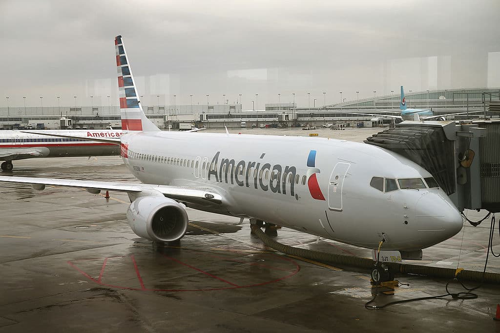 En septiembre,
<a href="https://www.univision.com/noticias/sucesos/acusan-a-un-mecanico-de-american-airlines-de-intento-de-sabotaje-a-un-vuelo-con-150-pasajeros"><u>un mecánico de American Airlines fue arrestado y acusado de tratar de sabotear un avión comercial</u></a> poco antes de que despegara del Aeropuerto Internacional de Miami rumbo a Bahamas con 150 personas a bordo.
<a href="https://www.univision.com/noticias/sucesos/acusan-a-un-mecanico-de-american-airlines-de-intento-de-sabotaje-a-un-vuelo-con-150-pasajeros"><u>Abdul-Majeed Marouf Ahmed Alan</u></a>i presuntamente intentó dañar o deshabilitar el sistema de módulo de datos aéreos (ADM) de la aeronave que informa sobre la velocidad e inclinación.
<br>