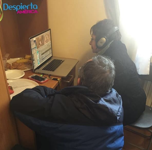 Entre un comercial y otro, María Antonieta aprovechaba para editar sus reportajes especiales.