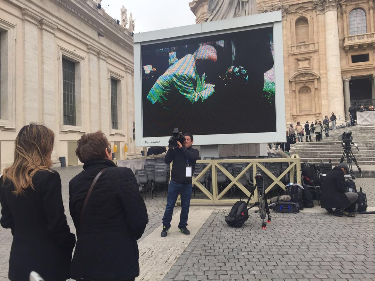 Karla Martínez y María Antonieta Collins estuvieron muy cerca del Papa Francisco.