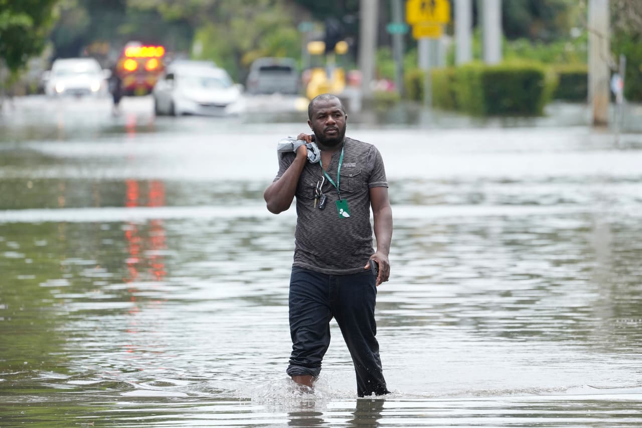 Un hombre sale de un vecindario inundado el jueves 13 de abril de 2023 en Fort Lauderdale, Florida. Fort Lauderdale emitió un estado de emergencia debido a que las inundaciones persistieron en partes de la ciudad. Los equipos trabajaron durante la noche para atender las llamadas de rescate, pero no hubo informes inmediatos de heridos o muertos.