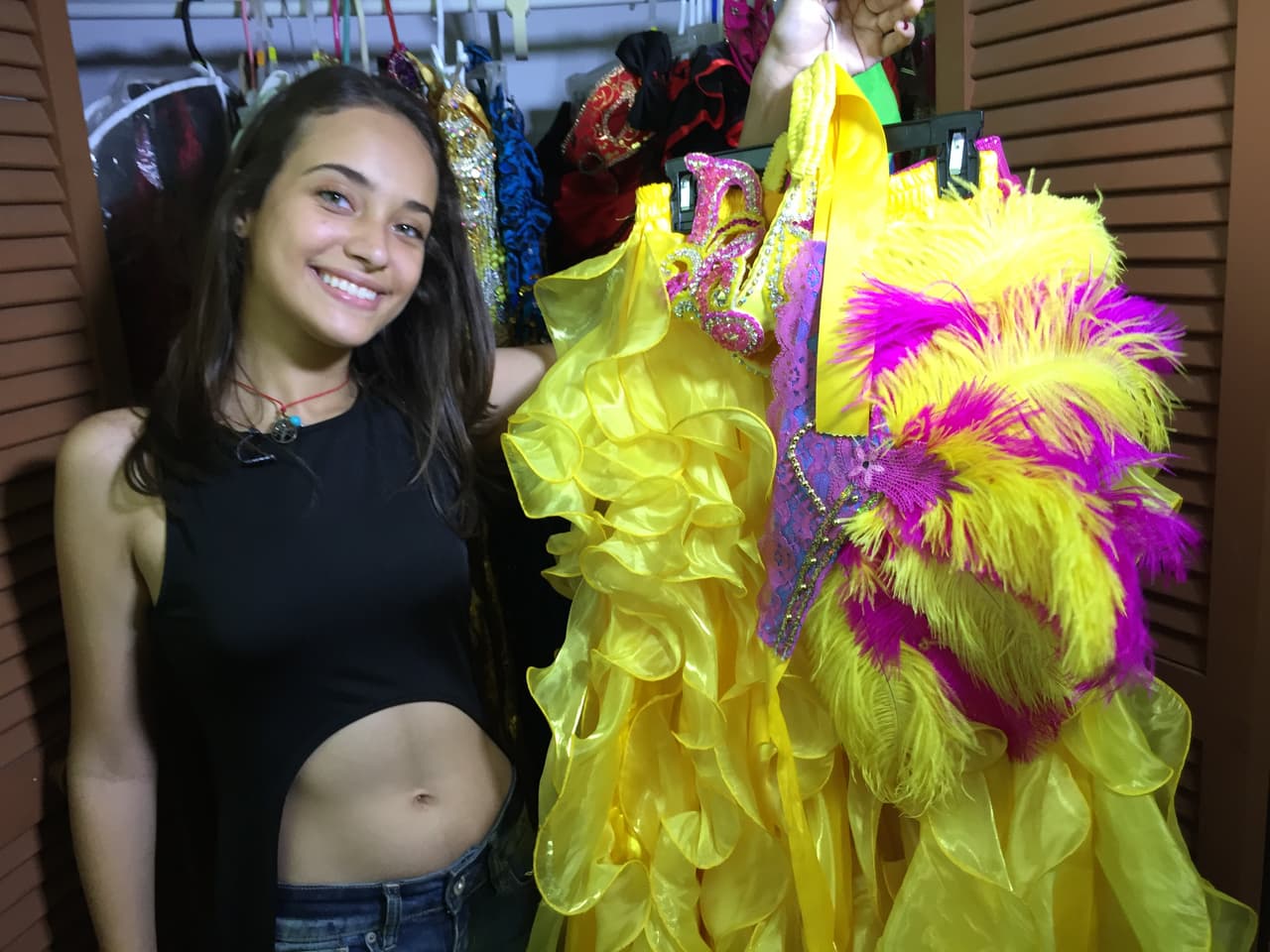 Verónica practica el belly dance.