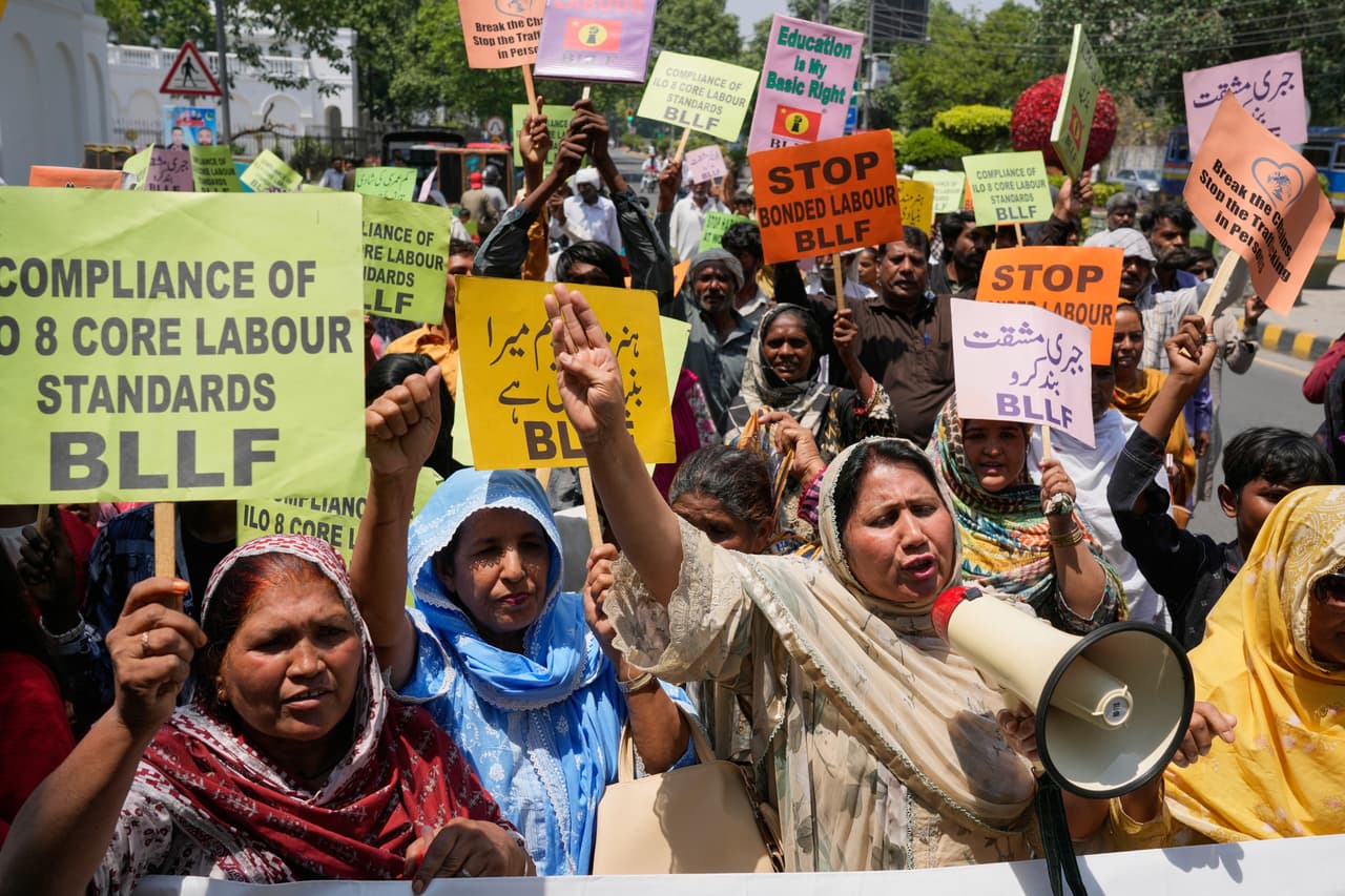 Activistas del Frente de Liberación del Trabajo Forzado de Pakistán (BLLF) portan pancartas durante una manifestación del Primero de Mayo en Lahore, Pakistán.