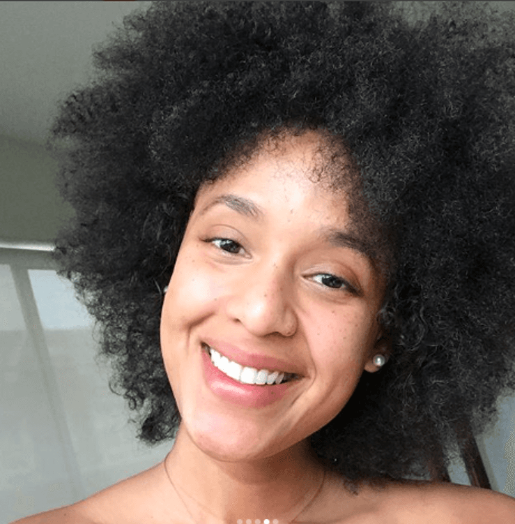 "Esta #SoyYo recién levantada, con las greñas mañaneras, llena de pecas, feliz, agradecida y llena de sueños. Pido siempre a Dios que me permita ver la belleza interior de cada persona por encima de los 'filtros” y “máscaras'. Creo que es momento de definir la belleza humana a través de las acciones, palabras, generosidad, bondad y compasión", escribió la actriz Jeimy Osorio.