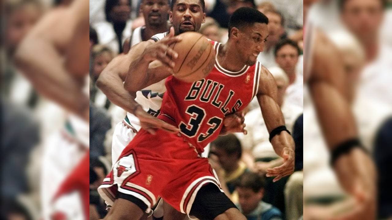 2. Scottie Pippen | Sin él, Jordan difícilmente habría legado a la cima. Jugó 11 temporadas en la franquicia, participó en siete All Star Game y ganó seis títulos con los Bulls. Es de los mejores jugadores en la historia de la NBA.