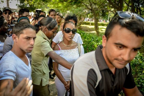 El hostigamiento a las "Damas de Blanco" por una turba oficialista cuando pretendían manifestarse en La Habana fue la nota discordante en la conmemoración del Día Internacional de los Derechos Humanos en América Latina. El grupo de mujeres disidentes se congregó hoy en un concurrido punto de la capital cubana precisamente para emprender una caminata con motivo de la jornada internacional, pero no pudo hacerlo debido al acoso de una multitud que las llamó "ratas inmundas", "gusanas" y "mercenarias", entre otros insultos. También otros grupos opositores cubanos fueron objeto del hostigamiento oficialista, como el caso de "Estado de SATS", un proyecto de discusión crítica que dirige Antonio González Rodiles y que este miércoles celebró en su casa una actividad para celebrar el aniversario de la Declaración Universal de los Derechos Humanos. A unos metros de la vivienda el oficialismo organizó actividades festivas y juegos con la asistencia de varias decenas de escolares, mientras sonaban en un altavoz canciones de Silvio Rodríguez. En unas declaraciones a Efe, González Rodiles lamentó que el Gobierno de Cuba entienda el Día de los Derechos Humanos como una jornada de "confrontación" y calificó de "realmente bajo" usar a los niños "para estas cosas.
