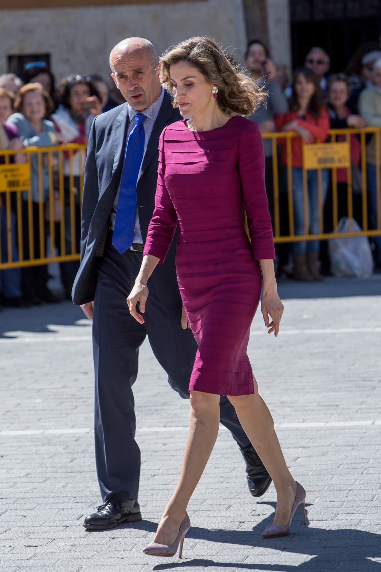Si Hugo Boss es su creador internacional favorito, Felipe Varela se ha convertido en el diseñador español oficial de la reina. Este vestido color borgoña de mangas tres cuartos ya lo ha usado Letiza tres veces, en la feria de Arte Arco de 2009, en el encuentro con Carla Bruni y Nicolas Sarkozy y recientemente durante los Premios Nacionales de Cultura.