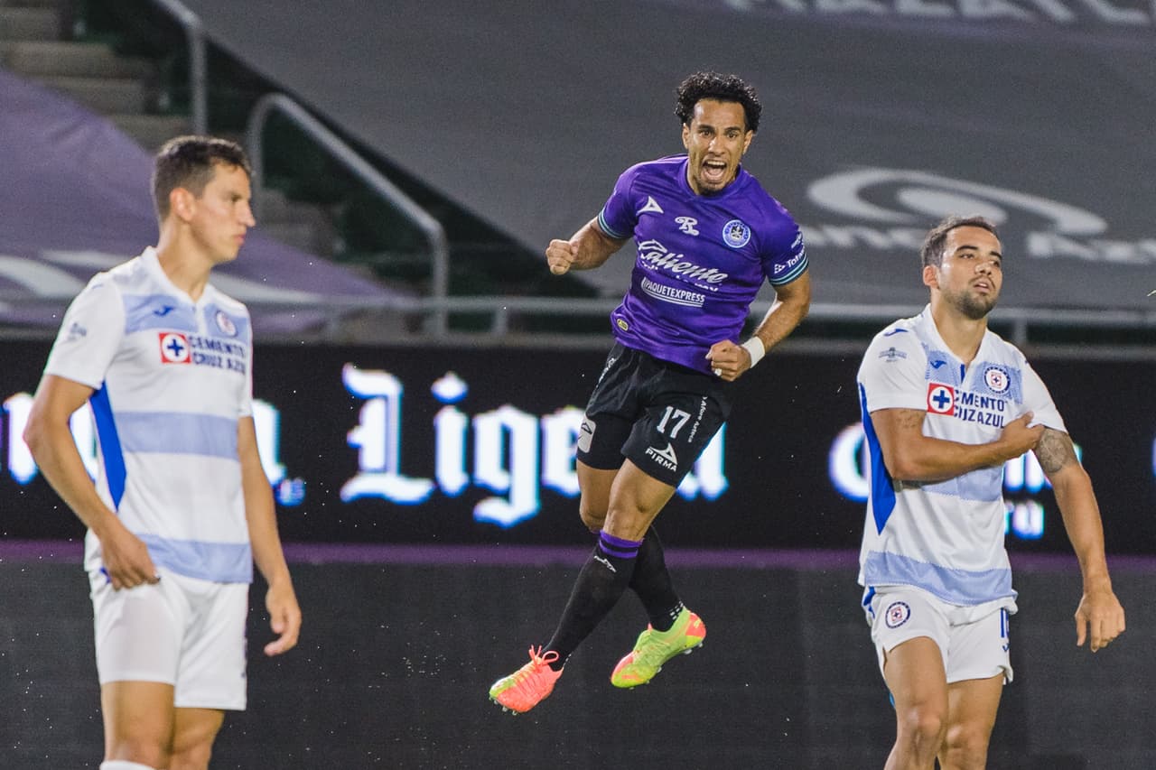 Camilo Sanvezzo (1’) disparó desde fuera del área y el ‘Cata’ Domínguez desvió el tiro que terminó al fondo del arco.