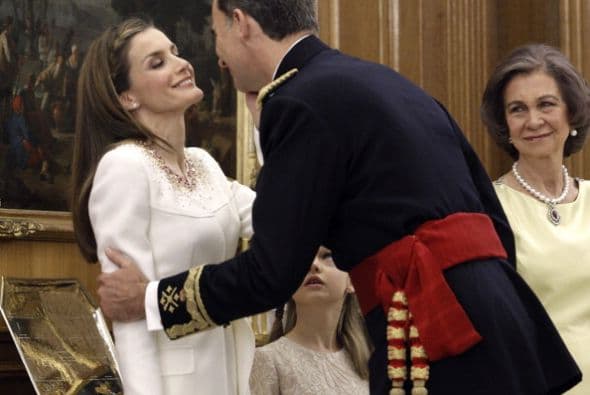 Y una Letizia sobria que recibía un beso en la mejilla de su esposo.