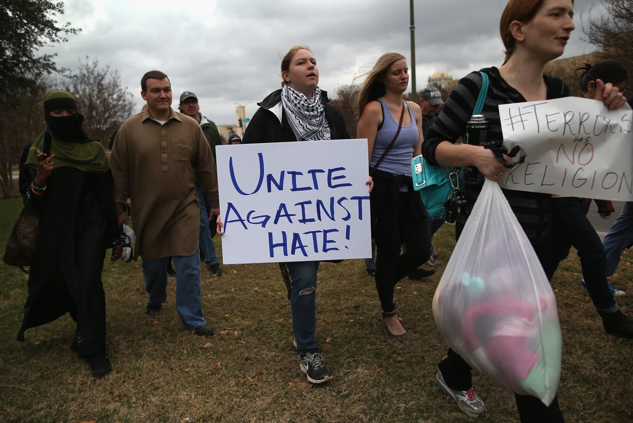 Grupo de hombres armados se manifestaron afuera de una mezquita en Richardson