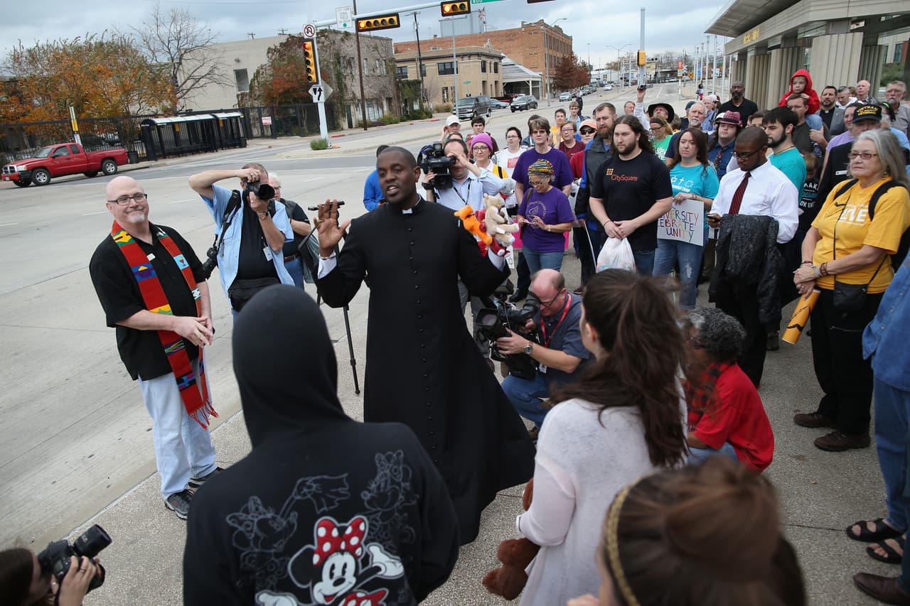 Grupo de hombres armados se manifestaron afuera de una mezquita en Richardson
