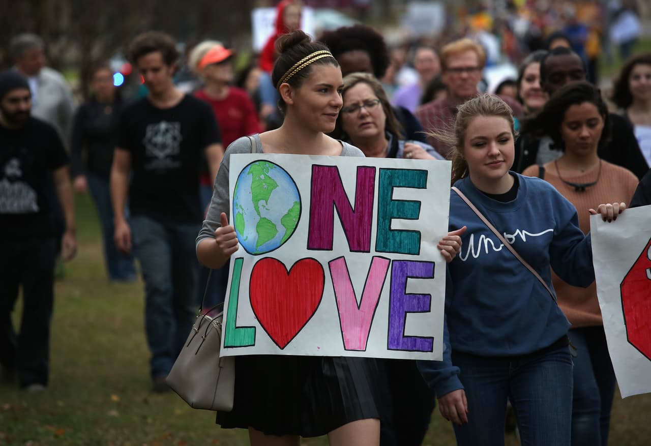 Grupo de hombres armados se manifestaron afuera de una mezquita en Richardson