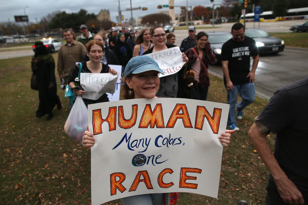 Grupo de hombres armados se manifestaron afuera de una mezquita en Richardson