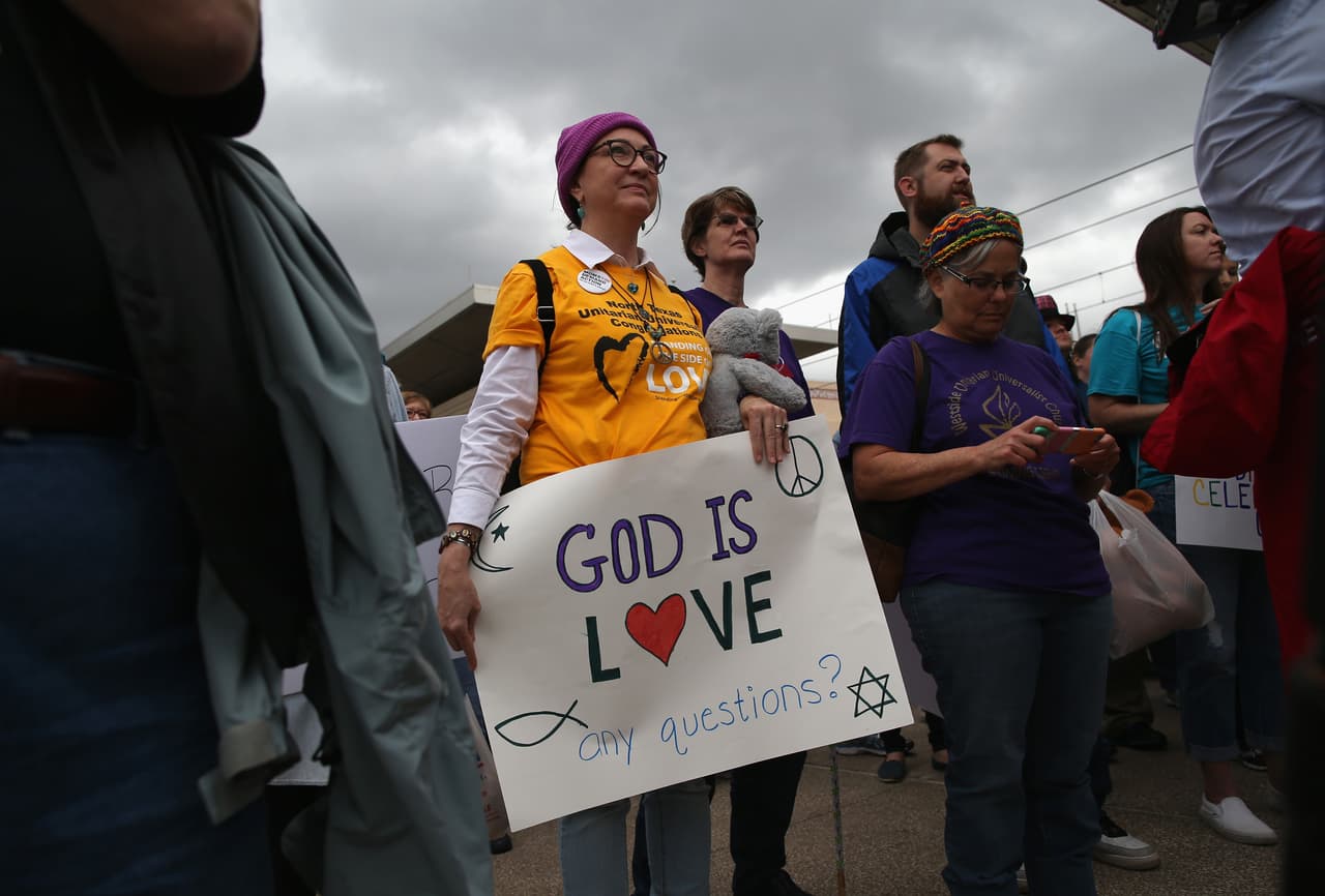 Grupo de hombres armados se manifestaron afuera de una mezquita en Richardson