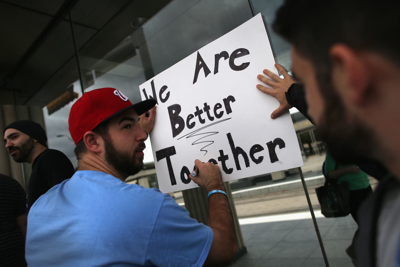 Grupo de hombres armados se manifestaron afuera de una mezquita en Richardson