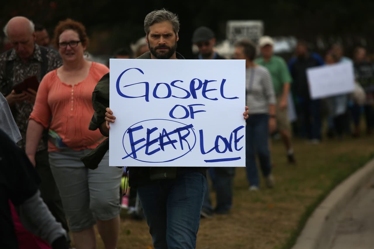 Grupo de hombres armados se manifestaron afuera de una mezquita en Richardson