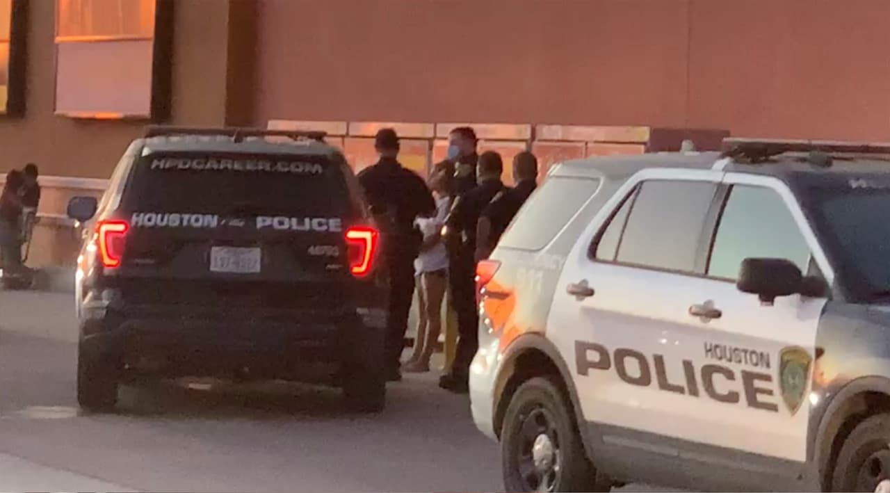 La mujer vio cuando dos hombres hispanos se aceraron al automóvil y se lo llevaron con la niña en el interior.